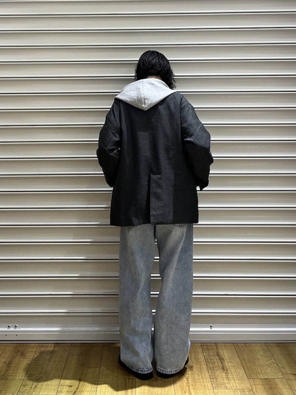 ブルー系のニット/セーター、ブラック系のサンダル、グレー系のパーカーを着用したレディースの冬コーディネートの4枚目の写真