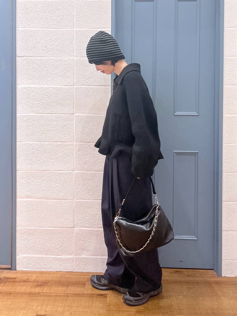 ブルー系のその他パンツ、ブラック系のショルダーバッグ、ブラック系のブルゾンを着用したレディースの冬コーディネートの2枚目の写真