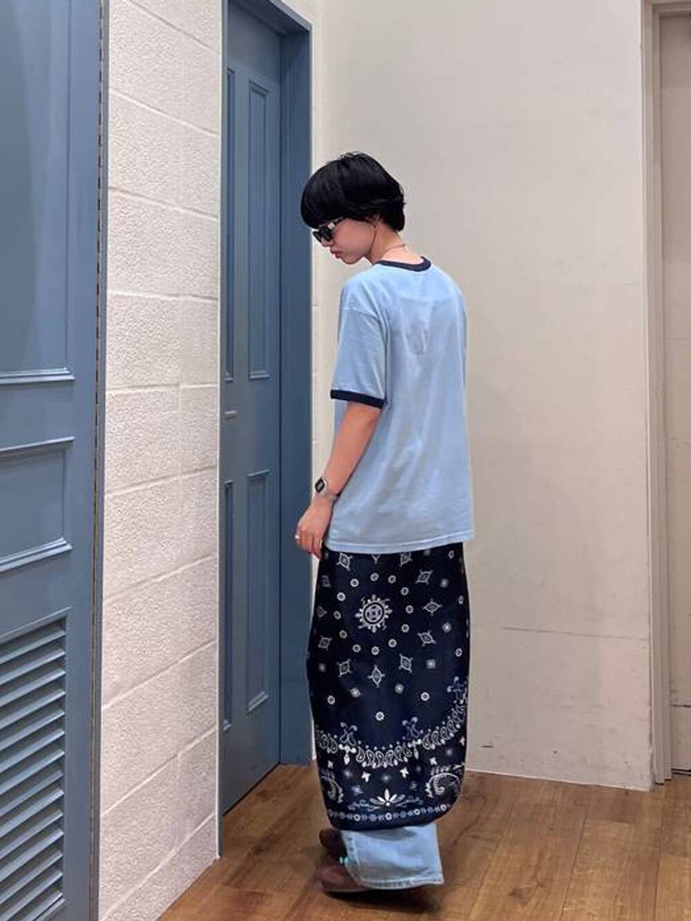 ブルー系のTシャツ/カットソー、ブルー系のバンダナ/スカーフを着用したレディースの夏コーディネートの2枚目の写真
