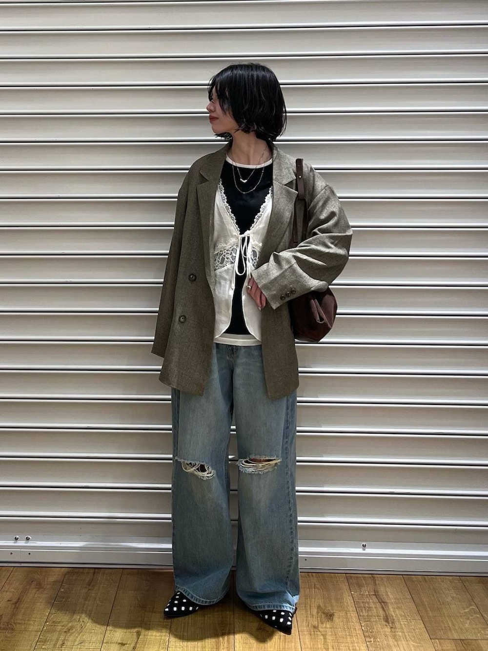 ブラウン系のテーラードジャケット、ブルー系のデニムパンツ、その他のパンプスを着用したレディースの冬コーディネートの3枚目の写真