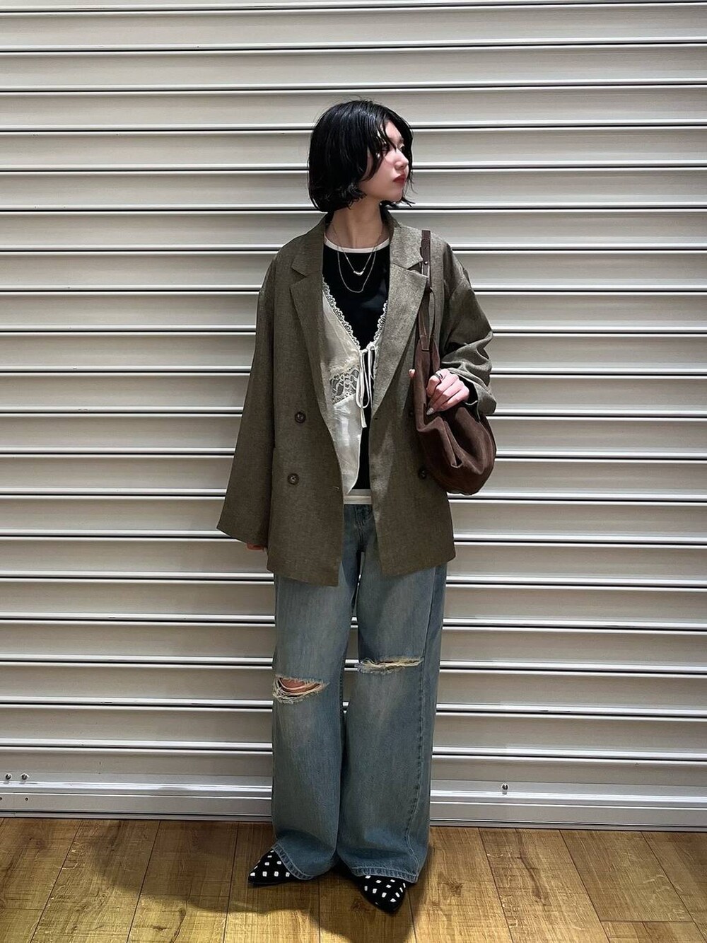 ブラウン系のテーラードジャケット、ブルー系のデニムパンツ、その他のパンプスを着用したレディースの冬コーディネートの2枚目の写真