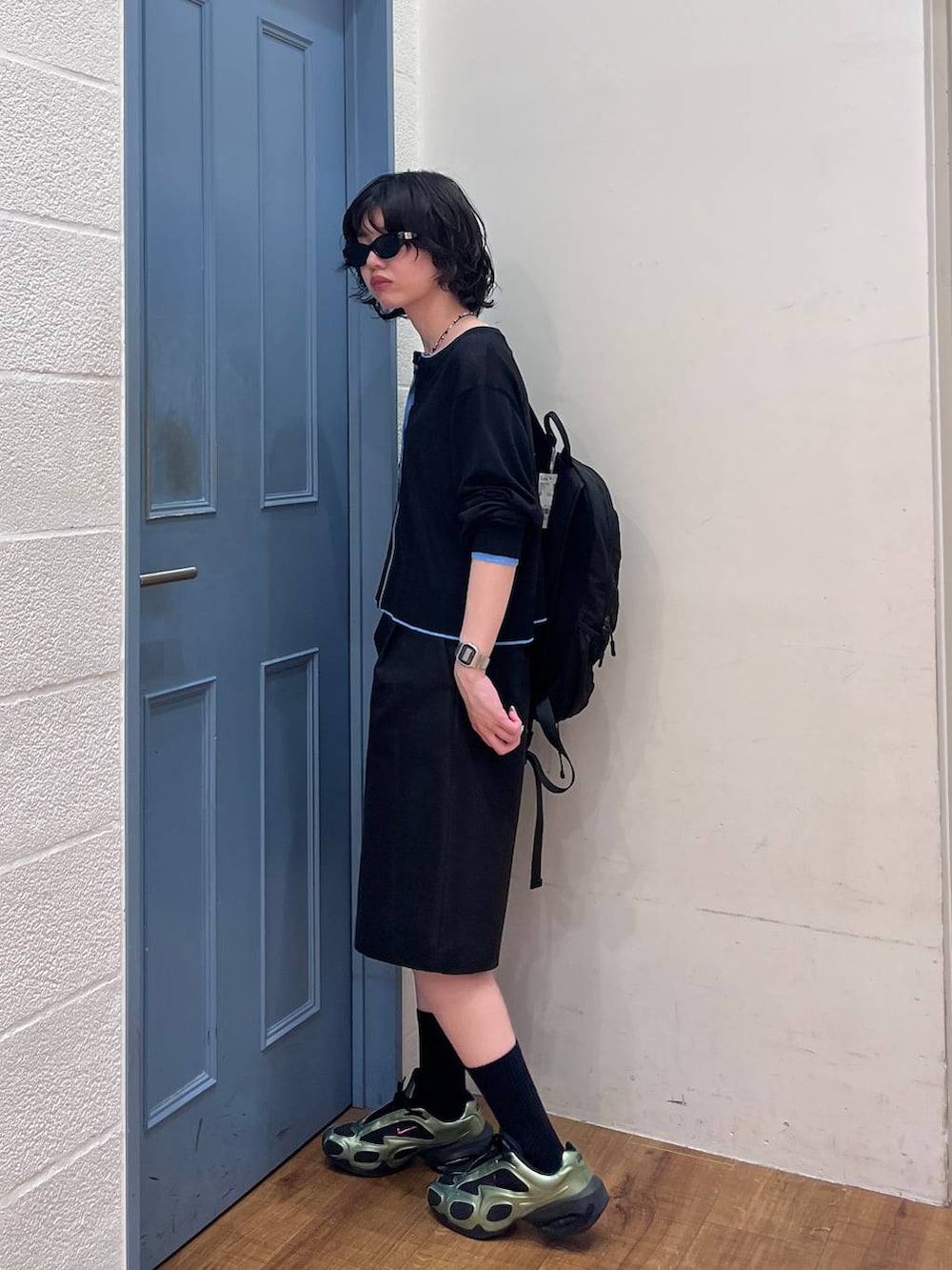 ブラック系のその他パンツ、ブラック系のカーディガン/ボレロ、ブラック系のバックパック/リュックを着用したレディースの春コーディネートの2枚目の写真