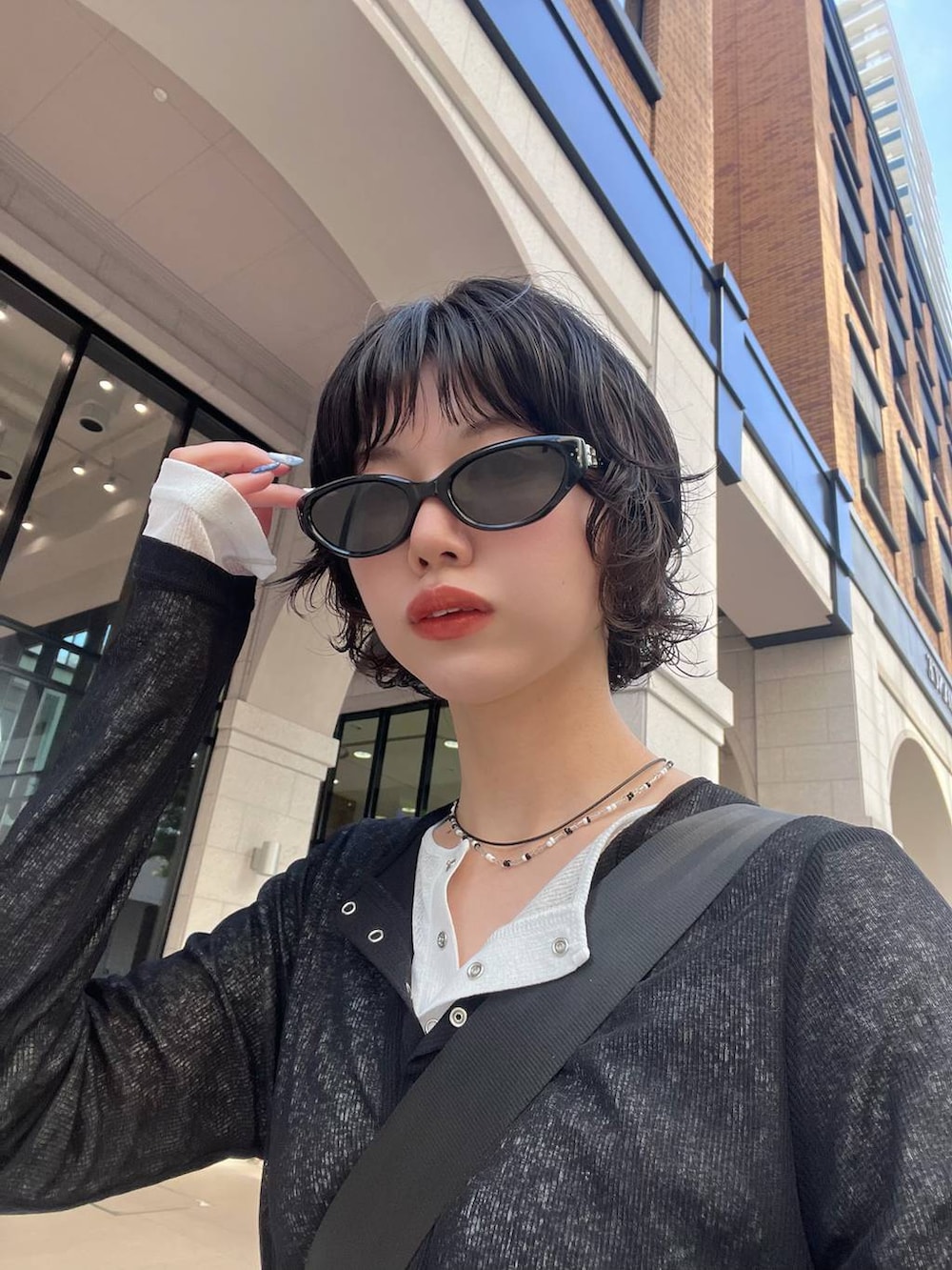 ブラック系のTシャツ/カットソー、ホワイト系のTシャツ/カットソー、ブラック系のネックレスを着用したレディースの春コーディネートの3枚目の写真
