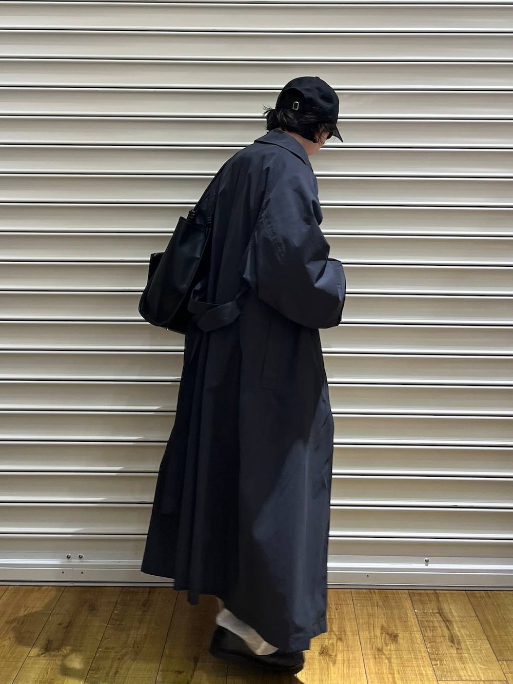 グレー系のスウェットパンツ、ブルー系のシャツ/ブラウス、ブラック系のローファーを着用したレディースの春コーディネートの3枚目の写真