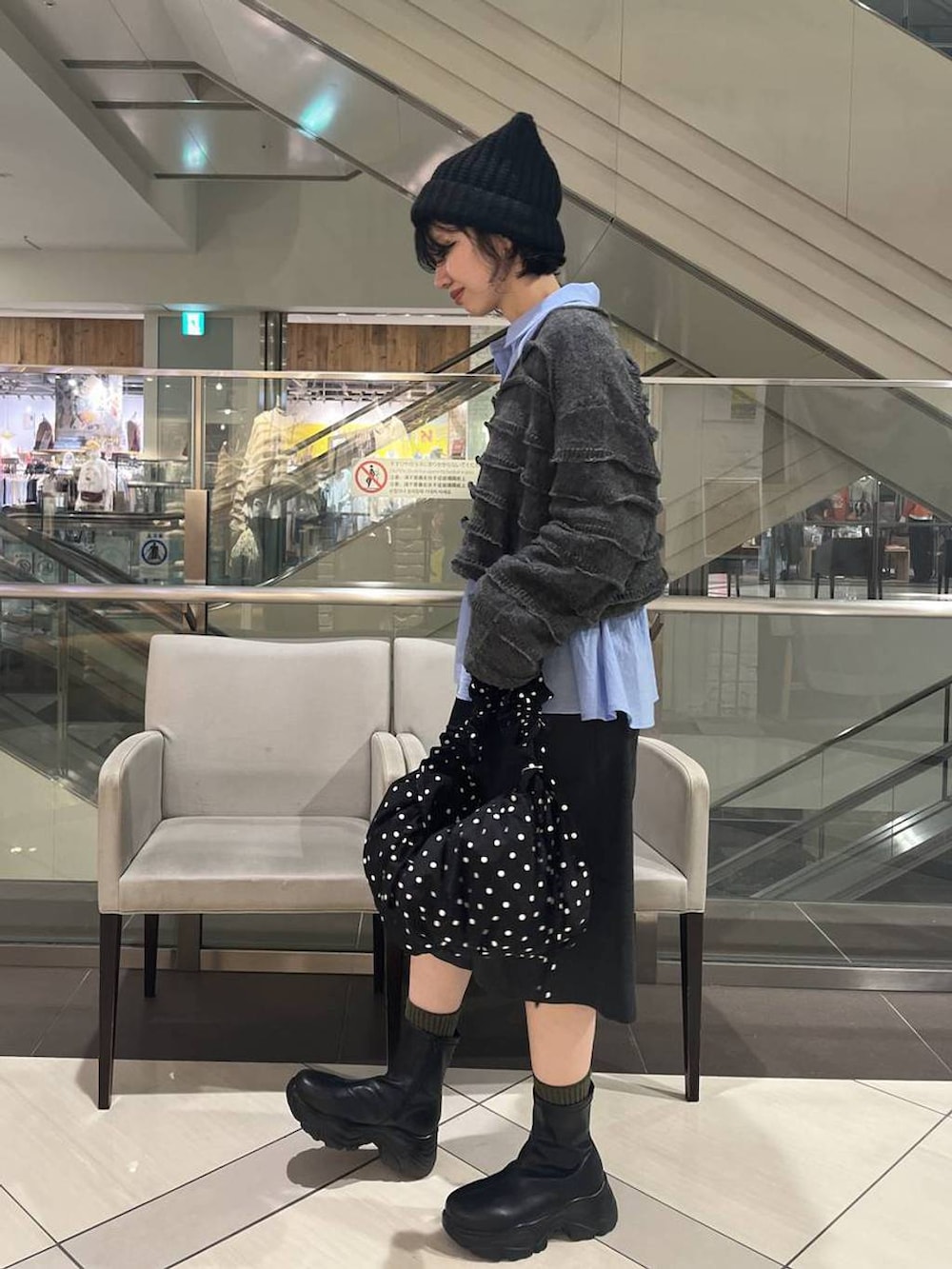 ブラック系のブーツ、グレー系のその他パンツ、ブルー系のシャツ/ブラウスを着用したレディースの秋コーディネートの2枚目の写真