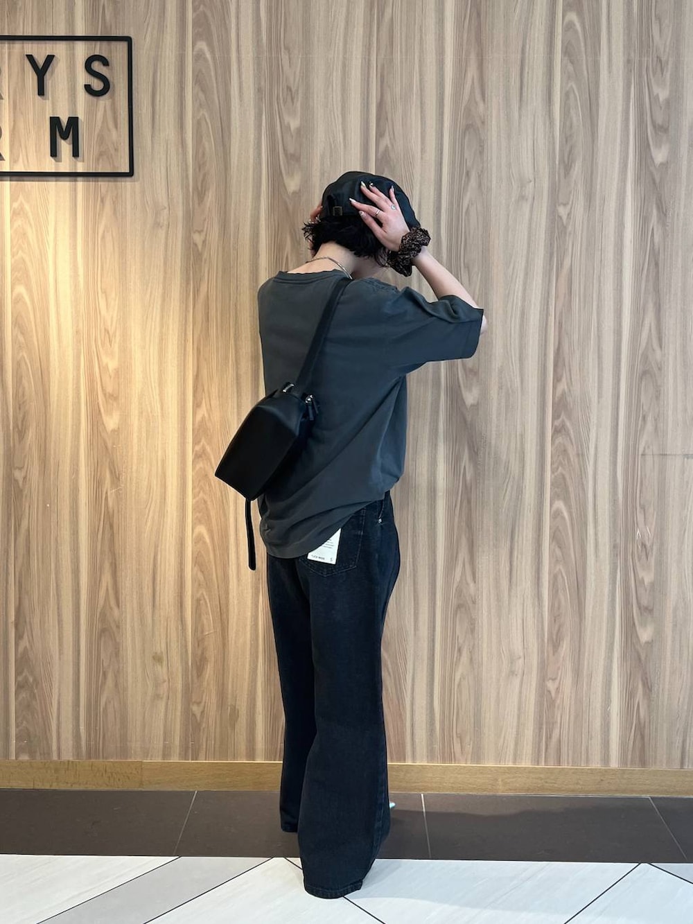 ブラック系のデニムパンツ、ホワイト系のTシャツ/カットソー、シルバー系のパンプスを着用したレディースの秋コーディネートの3枚目の写真