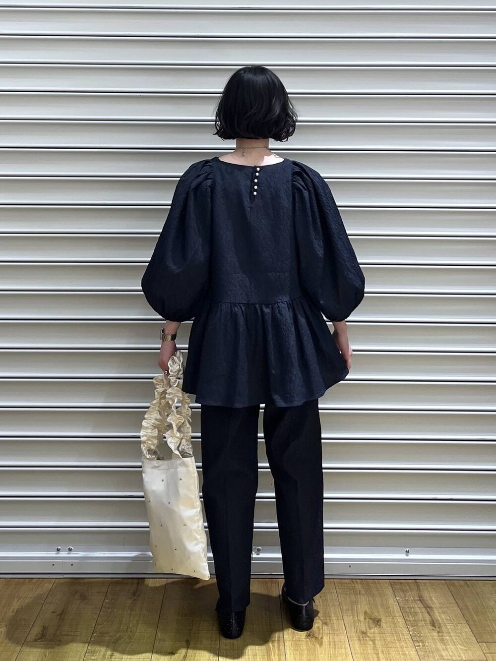 ブルー系のシャツ/ブラウス、ブルー系のその他パンツ、ホワイト系のショルダーバッグを着用したレディースの冬コーディネートの3枚目の写真