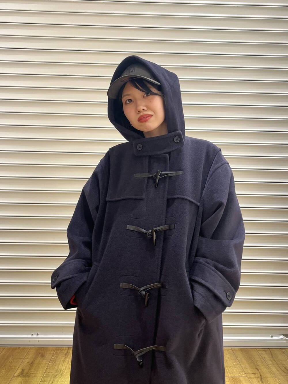 グレー系のスウェットパンツ、ブルー系のダッフルコートを着用したレディースの冬コーディネートの3枚目の写真