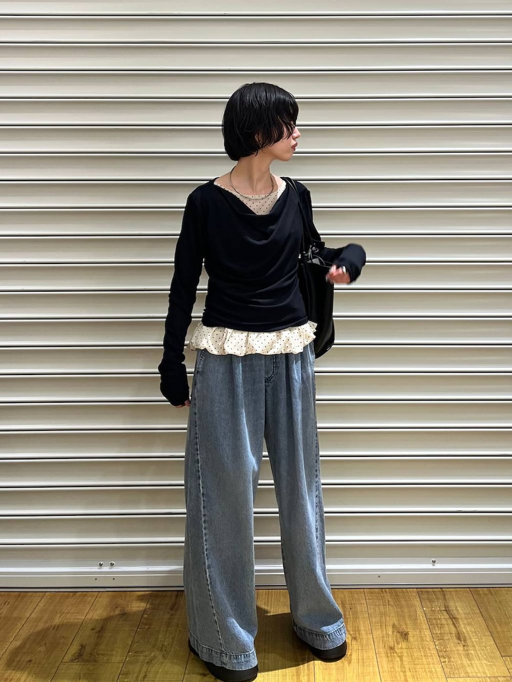 ブルー系のデニムパンツ、ブラック系のサンダル、グレー系のTシャツ/カットソーを着用したレディースの春コーディネートの2枚目の写真