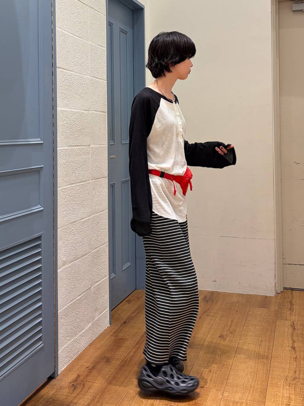 ホワイト系のTシャツ/カットソー、レッド系のボディバッグ/ウエストポーチ、ブラック系のスカートを着用したレディースの夏コーディネートの3枚目の写真