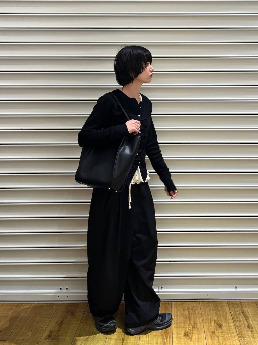 ブラック系のその他パンツ、ブラック系のトートバッグ、ホワイト系のTシャツ/カットソーを着用したレディースの春コーディネートの2枚目の写真