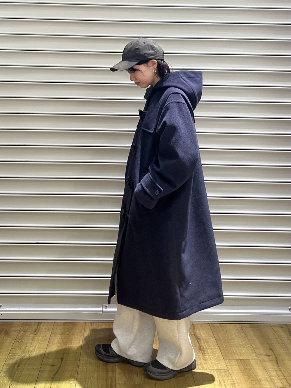 グレー系のスウェットパンツ、ブルー系のダッフルコートを着用したレディースの冬コーディネートの2枚目の写真