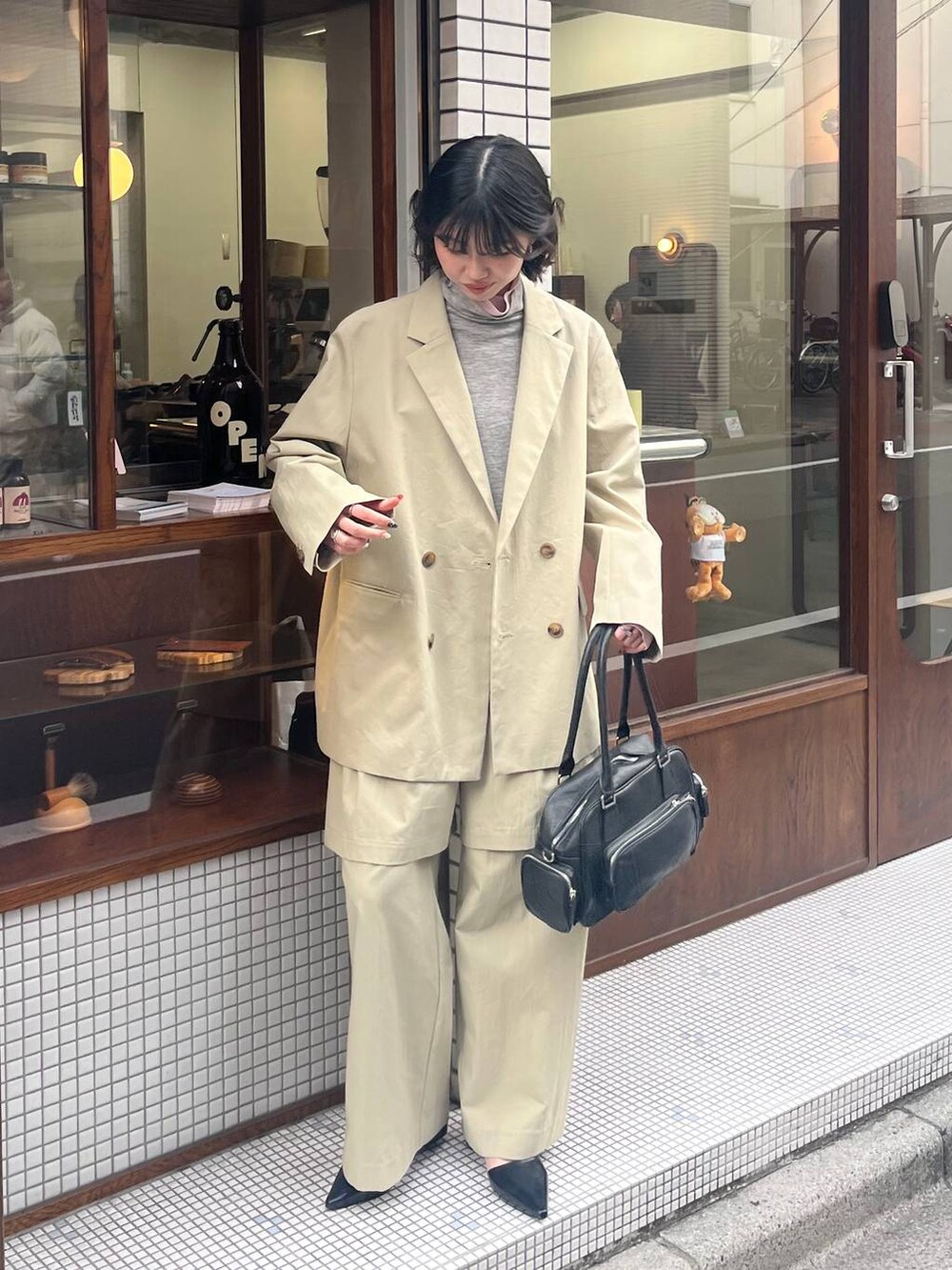 ブラック系のボストンバッグ、グレー系のTシャツ/カットソー、ピンク系のTシャツ/カットソーを着用したレディースの冬コーディネートの2枚目の写真
