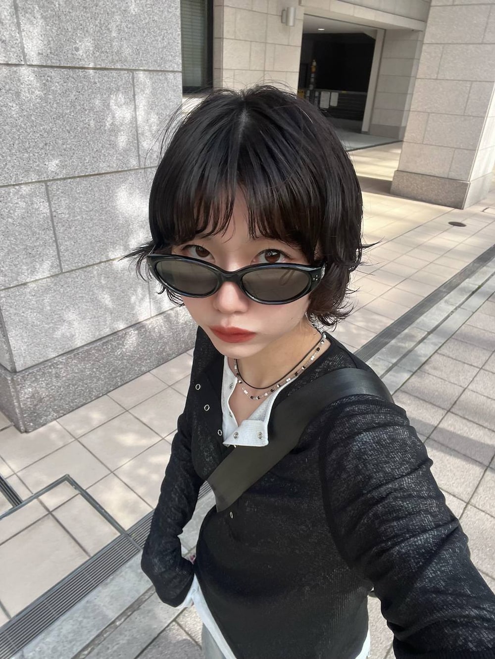 ブラック系のTシャツ/カットソー、ホワイト系のTシャツ/カットソー、ブラック系のネックレスを着用したレディースの春コーディネートの4枚目の写真