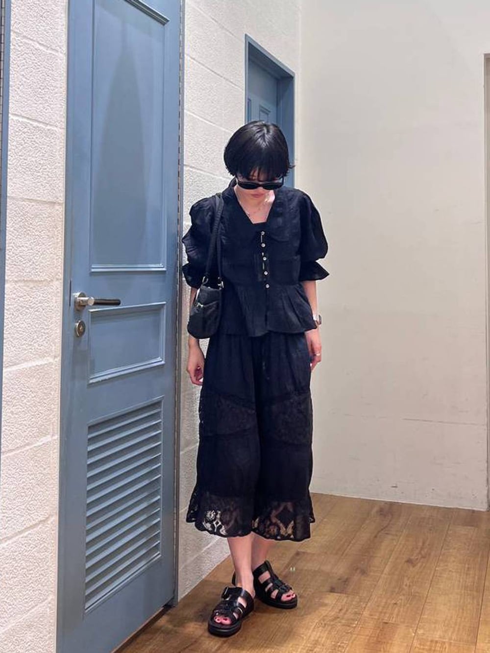 ブラック系のサンダル、ブラック系のその他パンツ、ブラック系のシャツ/ブラウスを着用したレディースの夏コーディネートの3枚目の写真