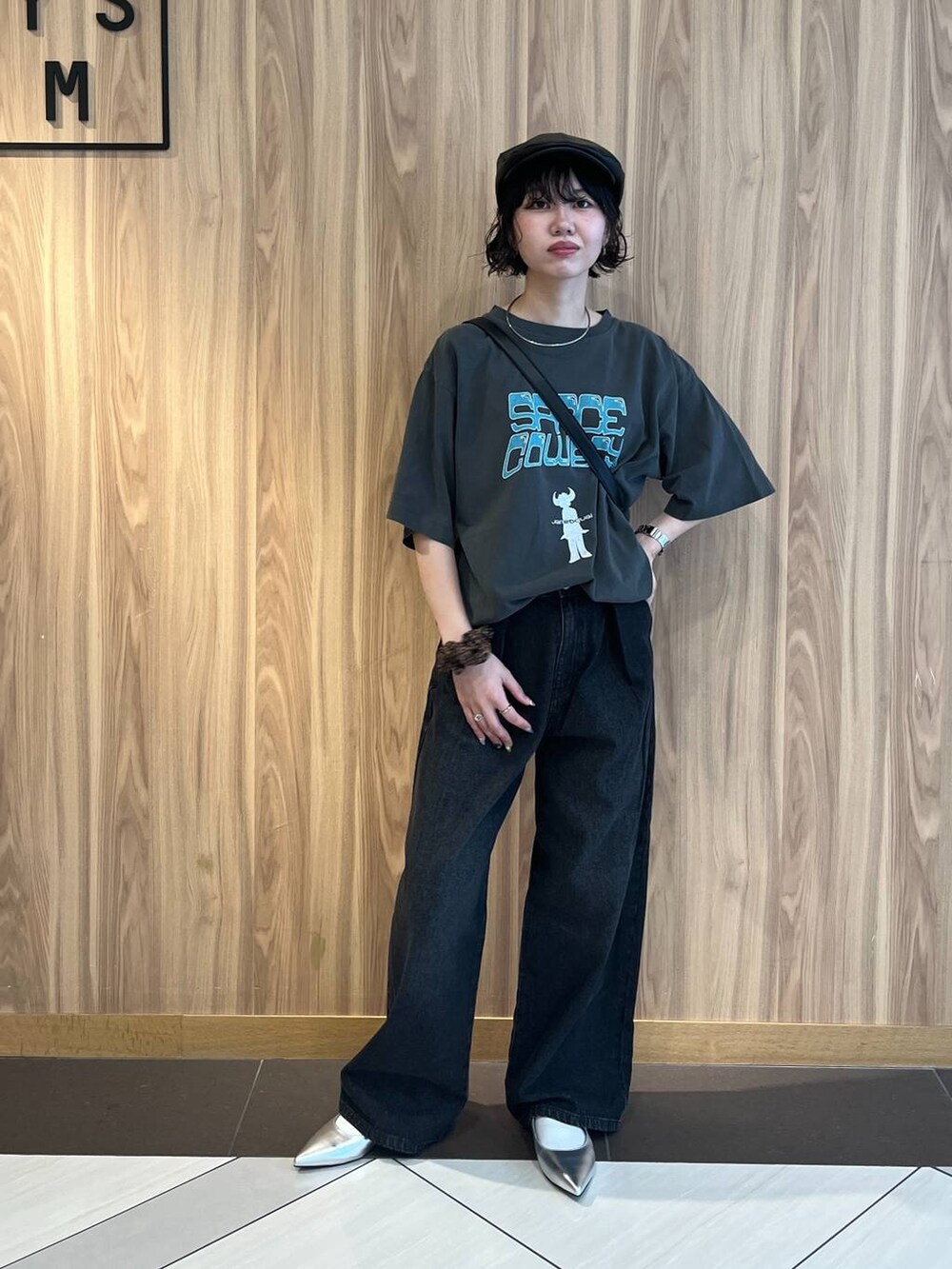ブラック系のデニムパンツ、ホワイト系のTシャツ/カットソー、シルバー系のパンプスを着用したレディースの秋コーディネートの2枚目の写真