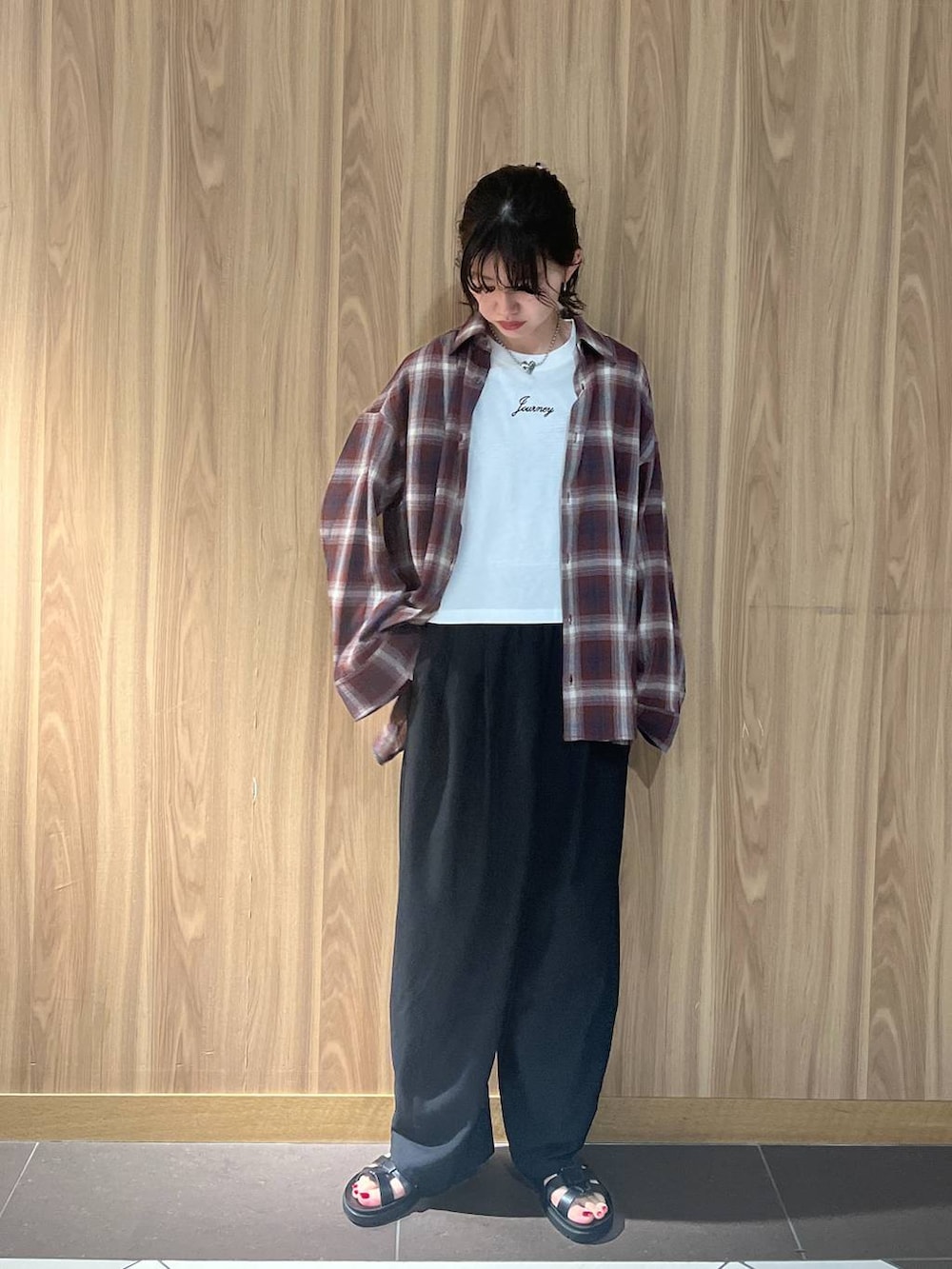 ブラック系のサンダル、ブラック系のその他パンツ、レッド系のシャツ/ブラウスを着用したレディースの夏コーディネートの2枚目の写真