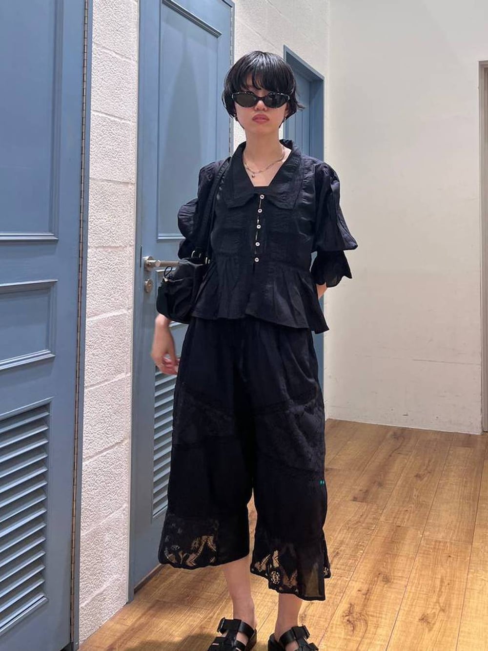 ブラック系のサンダル、ブラック系のその他パンツ、ブラック系のシャツ/ブラウスを着用したレディースの夏コーディネートの4枚目の写真