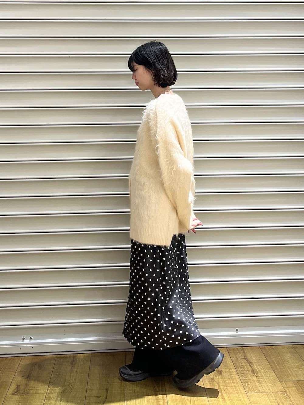 ブラック系のスカート、ブラック系のその他パンツ、シルバー系のTシャツ/カットソーを着用したレディースの冬コーディネートの2枚目の写真