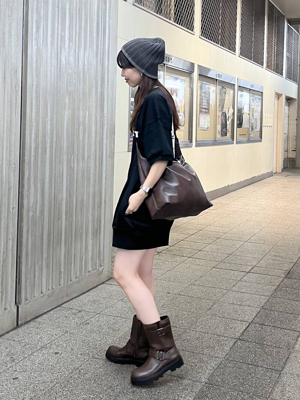 ブラウン系のボディバッグ/ウエストポーチ、ブラウン系のブーツ、ブラック系のラッシュガードを着用したレディースの夏コーディネートの3枚目の写真