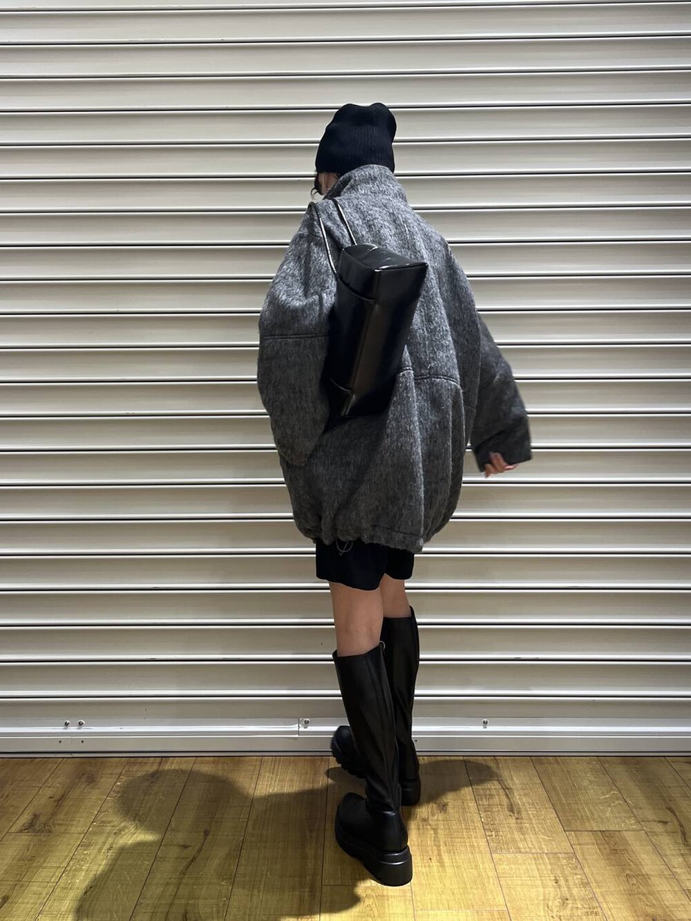 グレー系のその他アウター、ブラック系のその他パンツ、ブラック系のブーツを着用したレディースの秋コーディネートの2枚目の写真