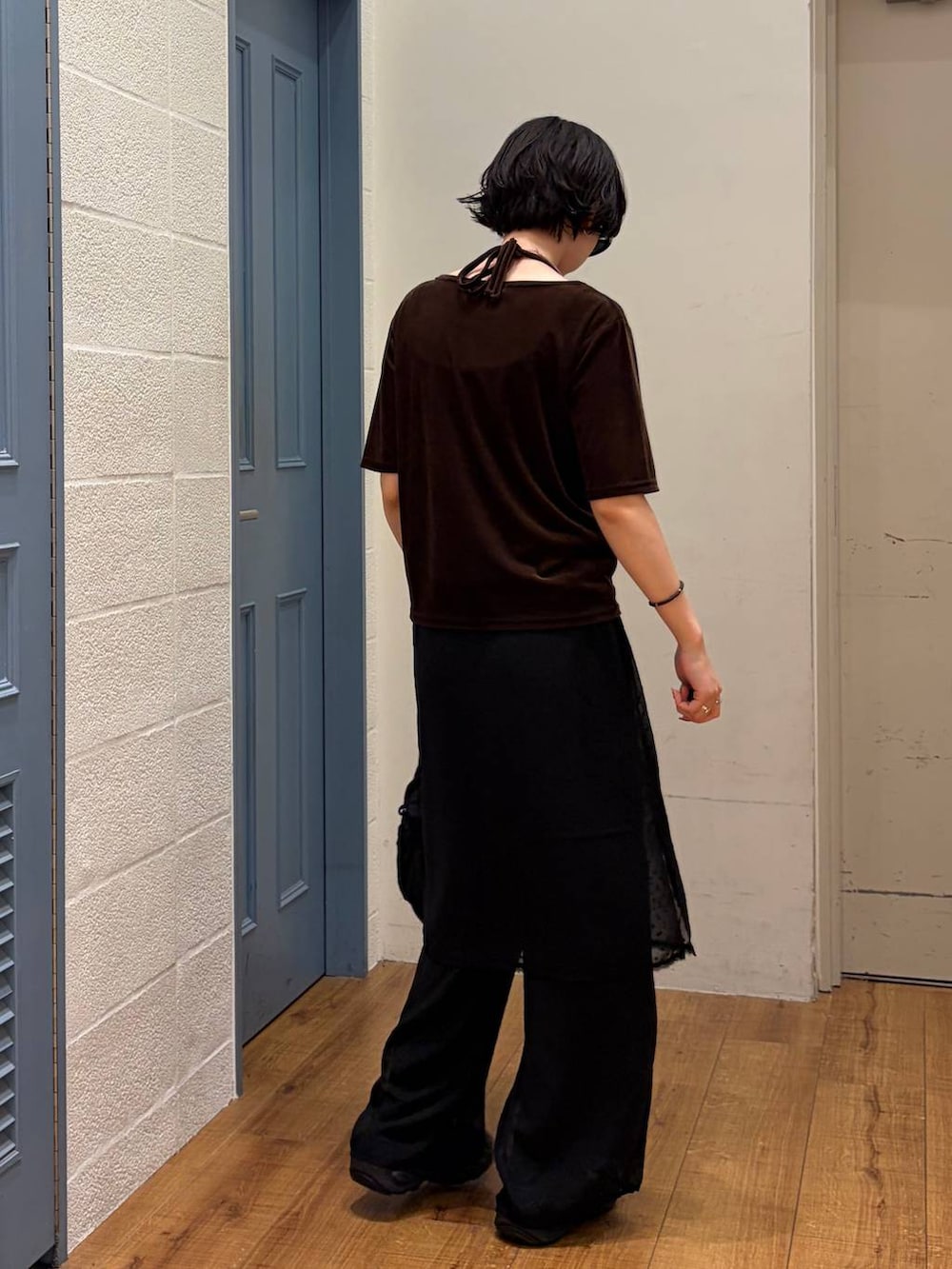 ブラック系のその他パンツ、ブラック系のショルダーバッグ、ブラウン系のTシャツ/カットソーを着用したレディースの夏コーディネートの4枚目の写真