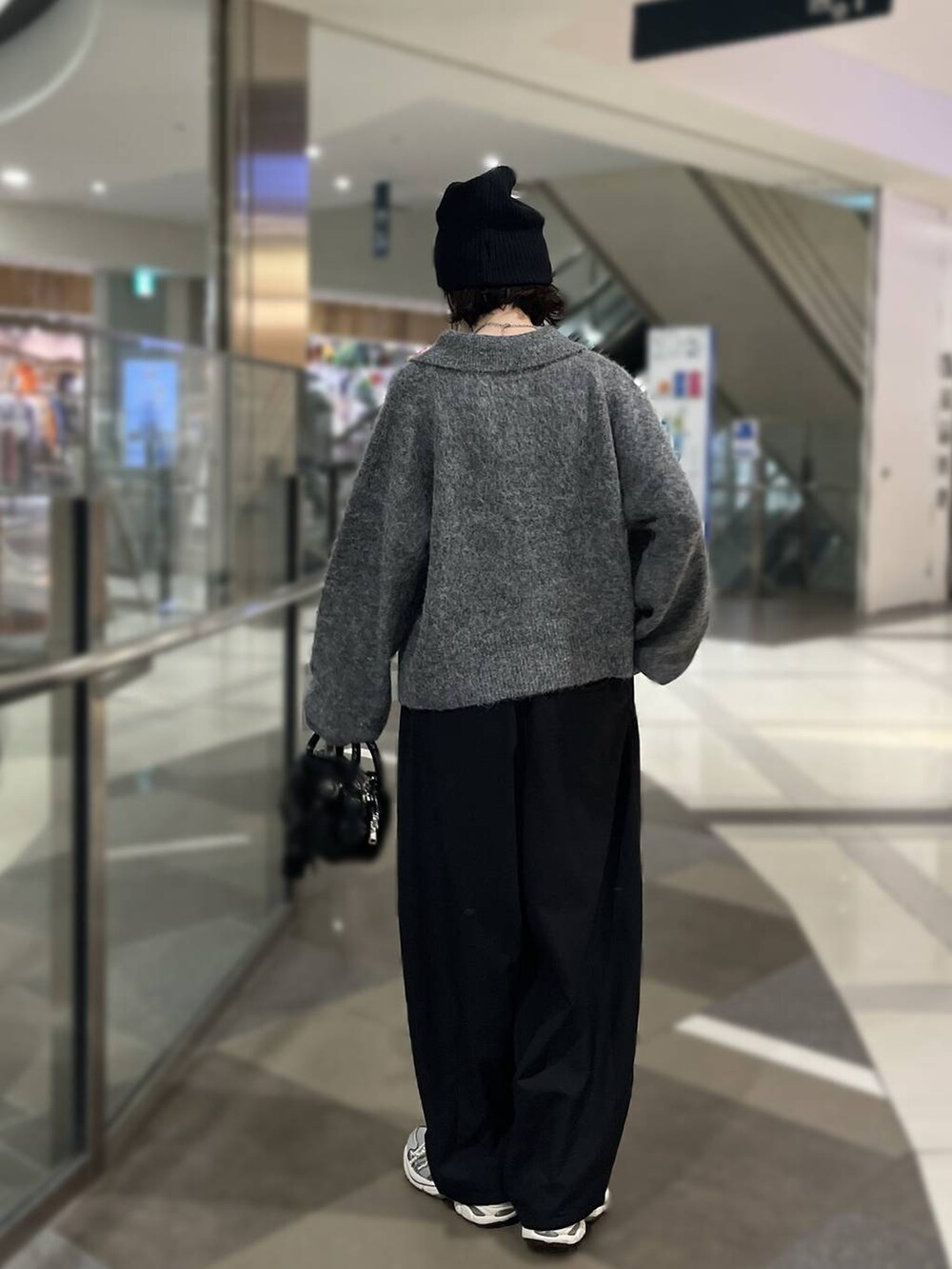 ブラック系のその他パンツ、ブラック系のボストンバッグ、グレー系のニット/セーターを着用したレディースの秋コーディネートの3枚目の写真