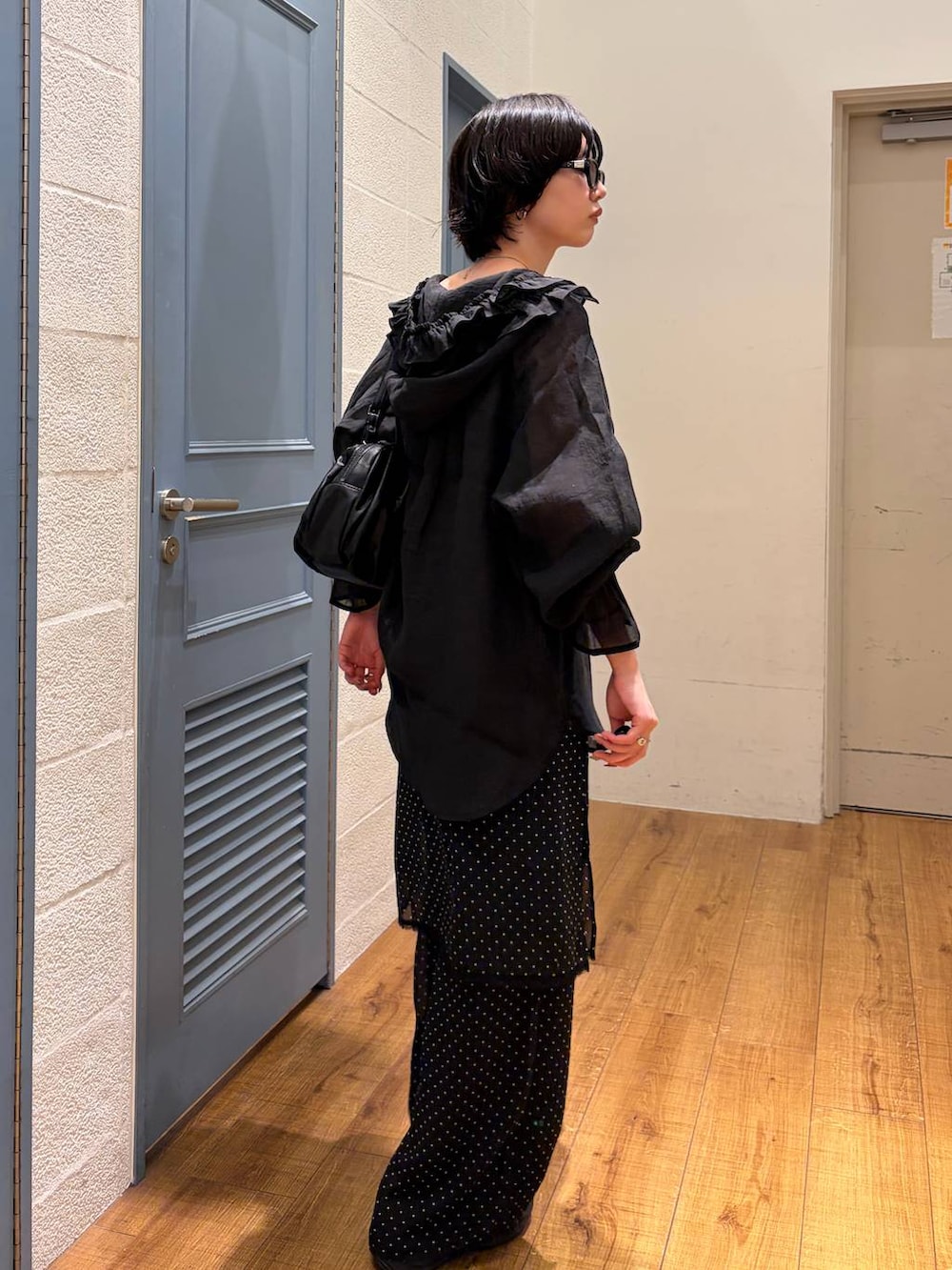 ブラック系のその他パンツ、ブラック系のボストンバッグ、ブラック系のシャツ/ブラウスを着用したレディースの夏コーディネートの3枚目の写真