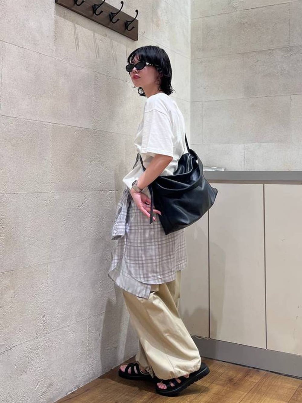 その他のシャツ/ブラウス、ブラック系のサンダル、ブラック系のショルダーバッグを着用したレディースの夏コーディネートの3枚目の写真