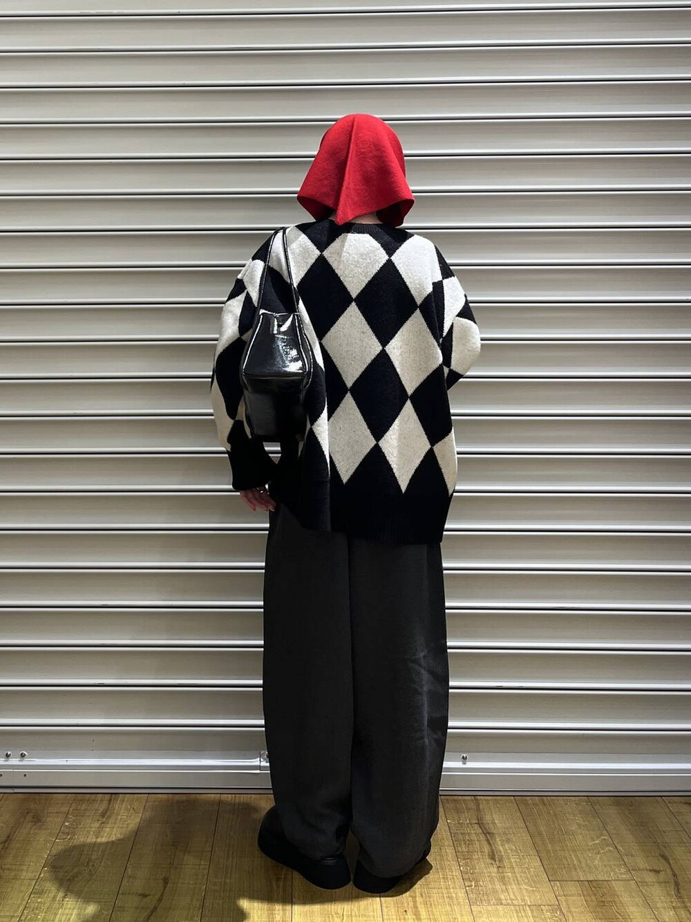 グレー系のその他パンツ、ブラック系のサンダル、ブラック系のニット/セーターを着用したレディースの秋コーディネートの4枚目の写真