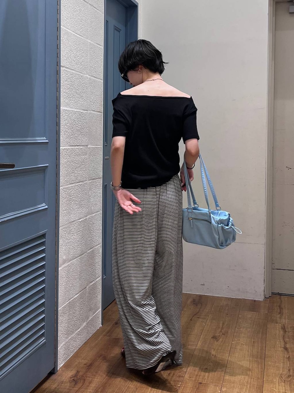 ブラック系のTシャツ/カットソー、ホワイト系のその他パンツ、ブラック系のサンダルを着用したレディースの夏コーディネートの3枚目の写真