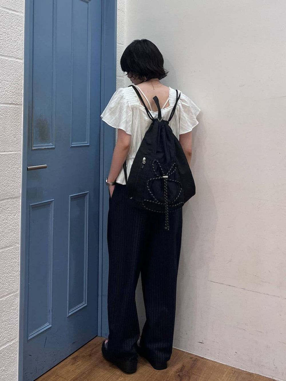 ブルー系のその他パンツ、シルバー系のサンダル、ホワイト系のシャツ/ブラウスを着用したレディースの夏コーディネートの2枚目の写真