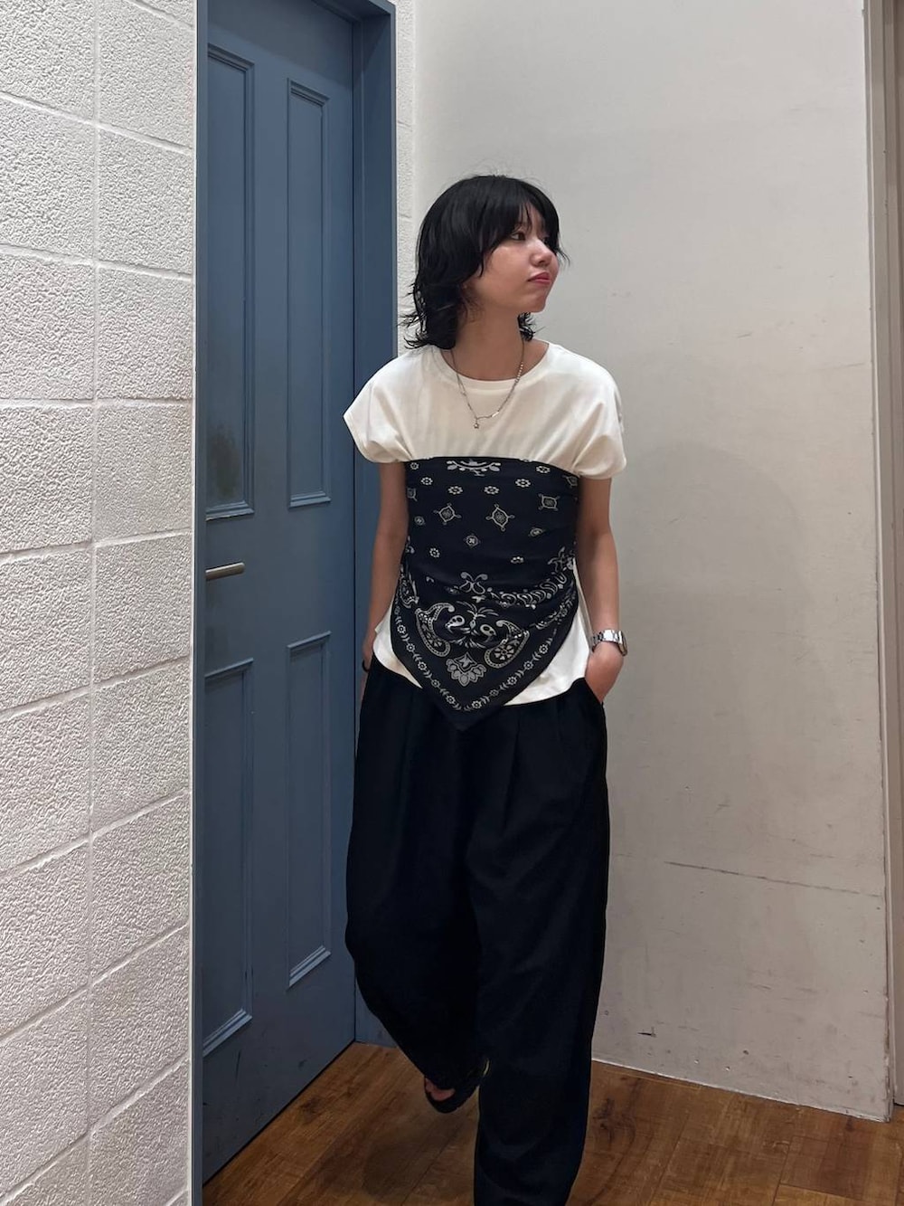 ホワイト系のTシャツ/カットソー、ブラック系のその他パンツ、ブラック系のサンダルを着用したレディースの夏コーディネートの2枚目の写真