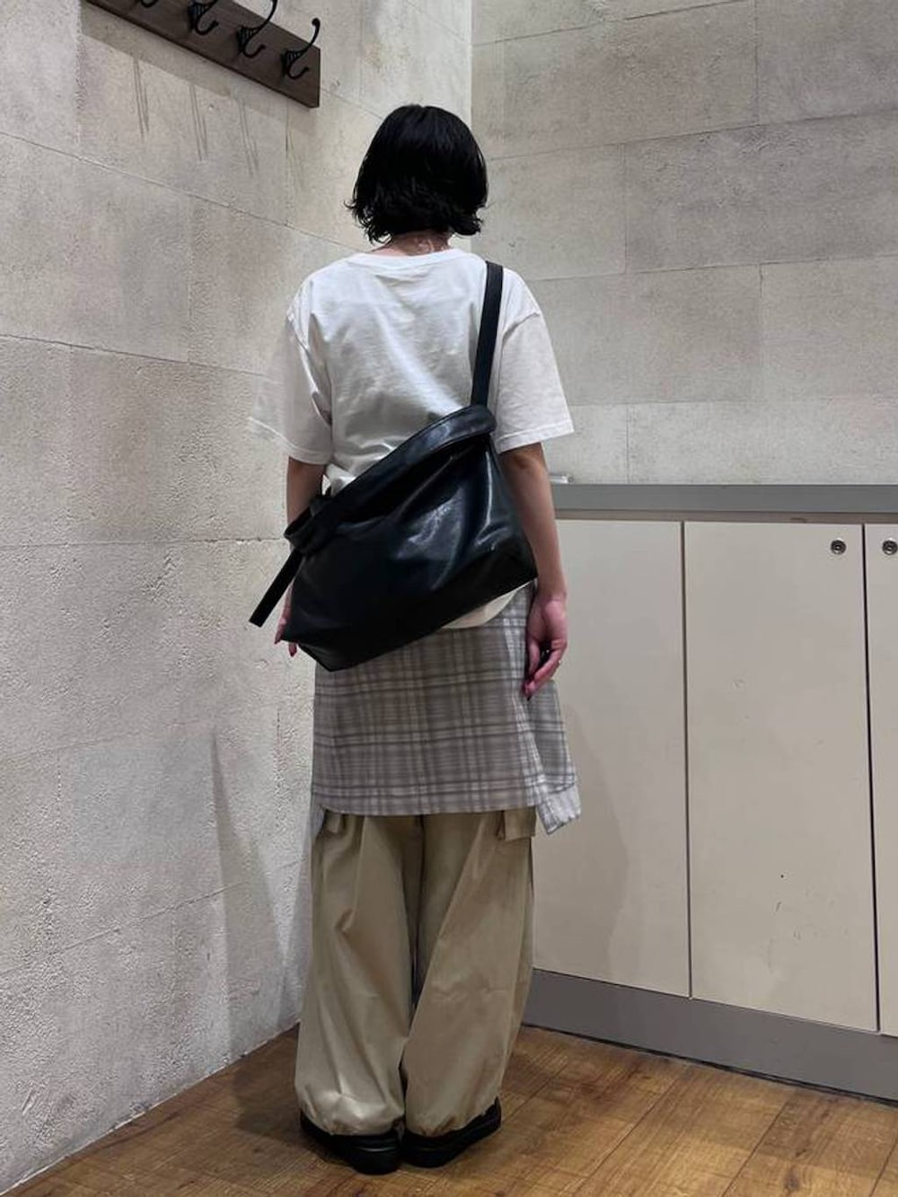 その他のシャツ/ブラウス、ブラック系のサンダル、ブラック系のショルダーバッグを着用したレディースの夏コーディネートの4枚目の写真