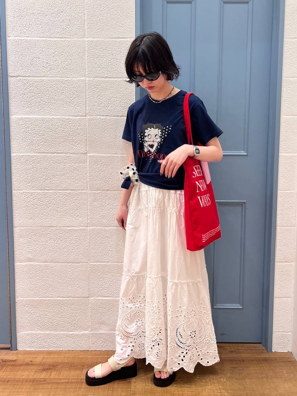 ホワイト系のサンダル、ブルー系のTシャツ/カットソー、ホワイト系のワンピースを着用したレディースの春コーディネートの4枚目の写真