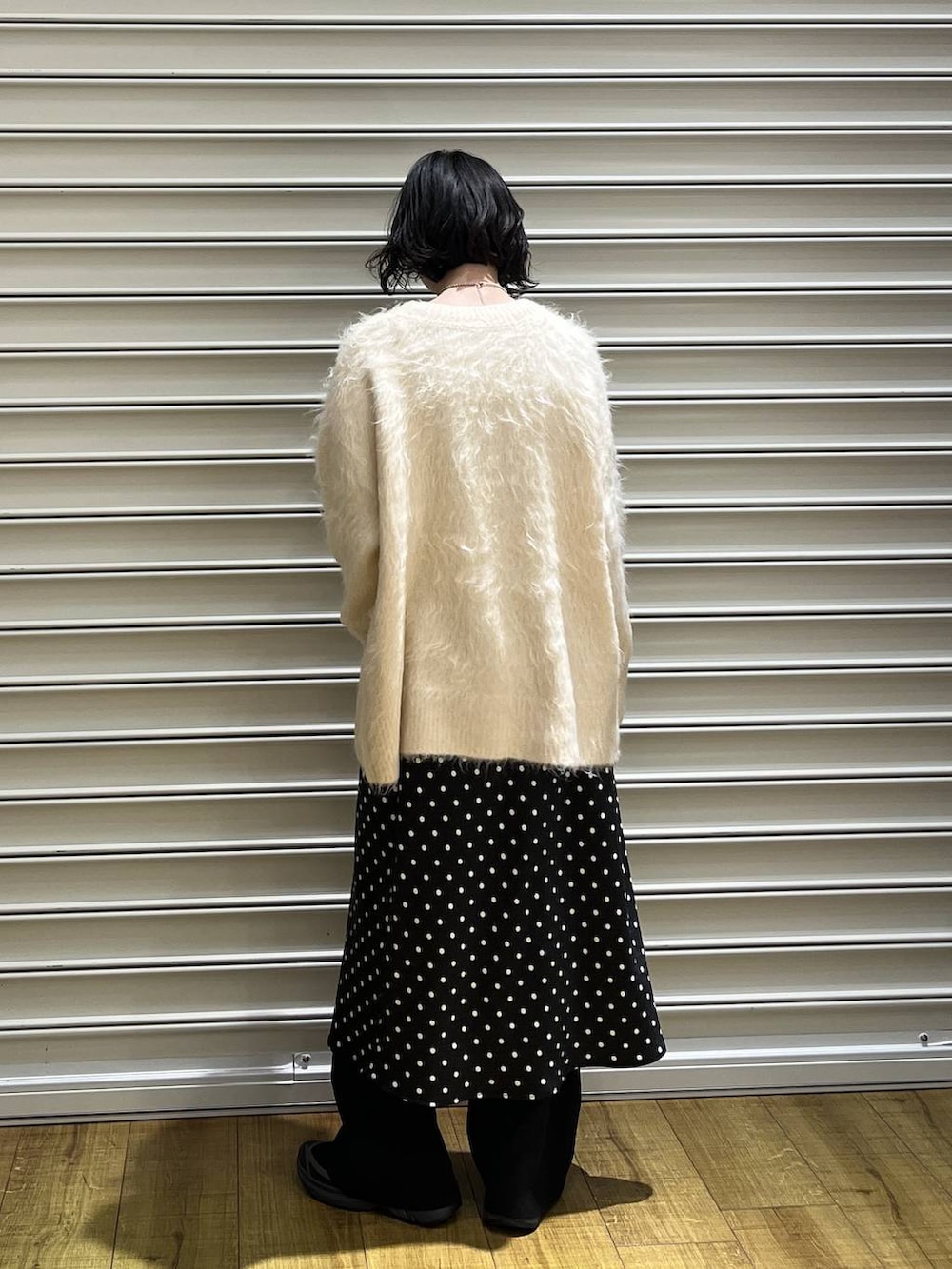 ブラック系のスカート、ブラック系のその他パンツ、シルバー系のTシャツ/カットソーを着用したレディースの冬コーディネートの3枚目の写真