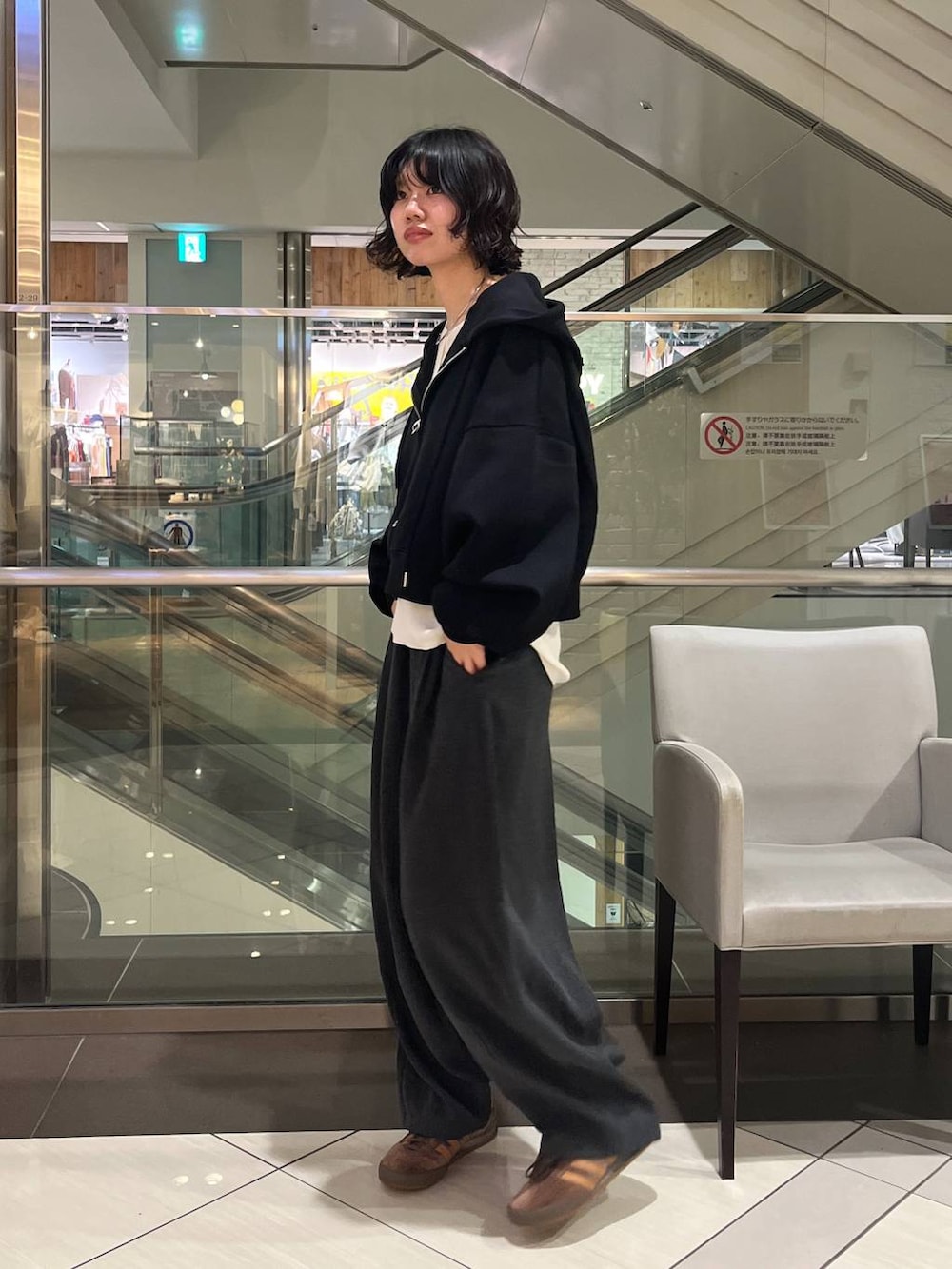 ホワイト系のニット/セーター、ブラック系のパーカーを着用したレディースの秋コーディネートの2枚目の写真