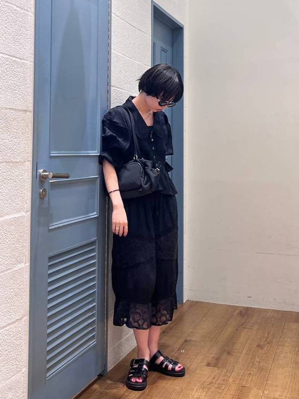ブラック系のサンダル、ブラック系のその他パンツ、ブラック系のシャツ/ブラウスを着用したレディースの夏コーディネートの2枚目の写真