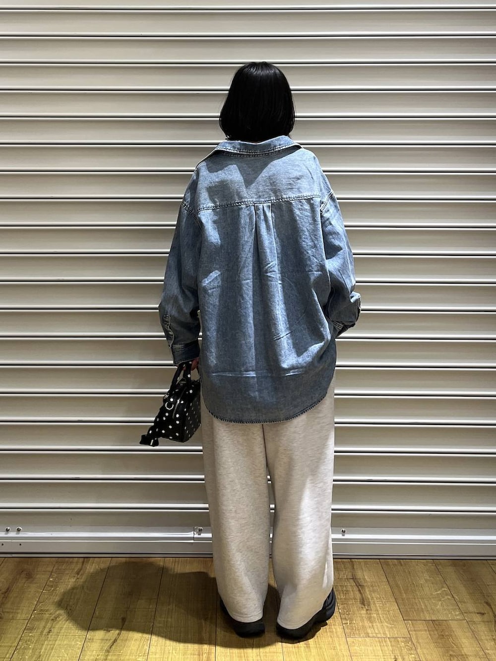 グレー系のスウェットパンツ、その他のボストンバッグ、ブルー系のシャツ/ブラウスを着用したレディースの冬コーディネートの4枚目の写真