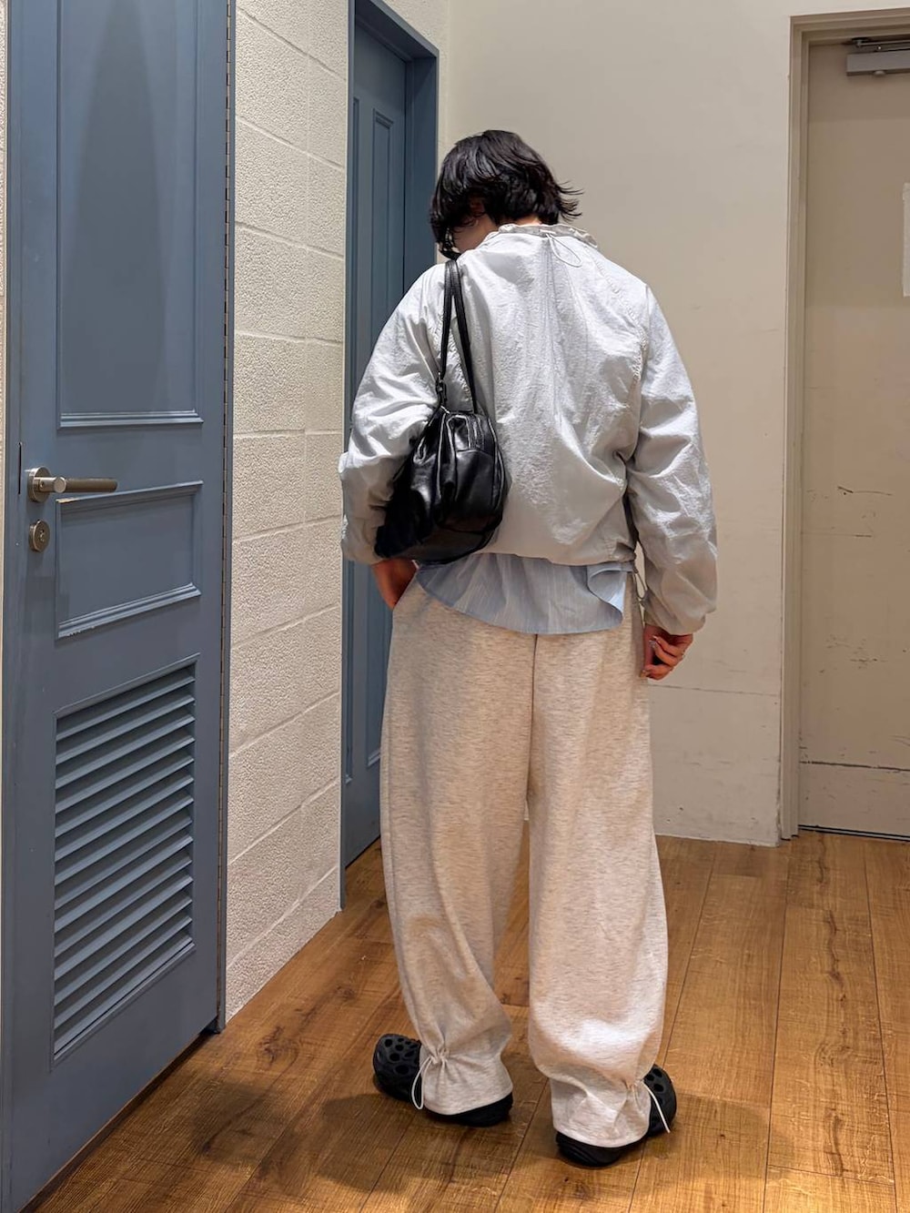 グレー系のスウェットパンツ、ブラック系のボストンバッグ、グレー系のカーディガン/ボレロを着用したレディースの夏コーディネートの3枚目の写真