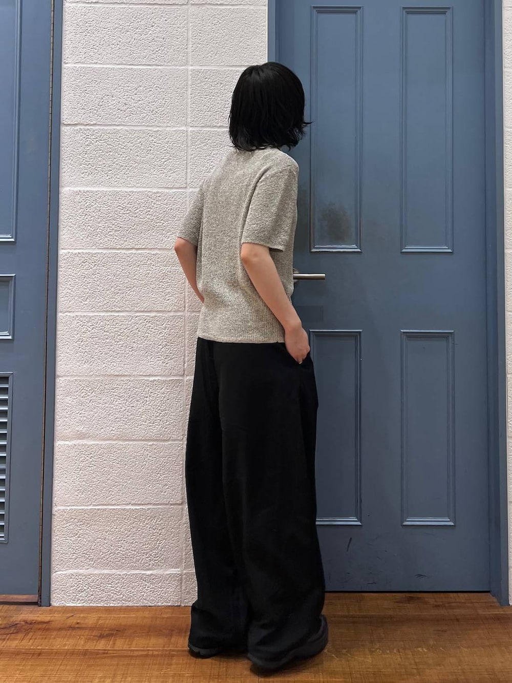 ブラック系のその他パンツ、グレー系のTシャツ/カットソーを着用したレディースの春コーディネートの3枚目の写真