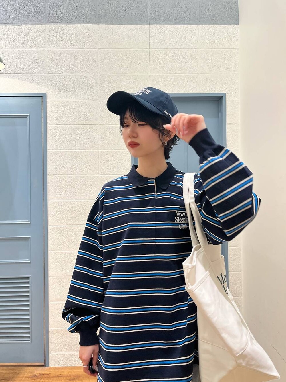 ブルー系のデニムパンツ、ブラウン系のローファー、ブルー系のTシャツ/カットソーを着用したレディースの春コーディネートの2枚目の写真