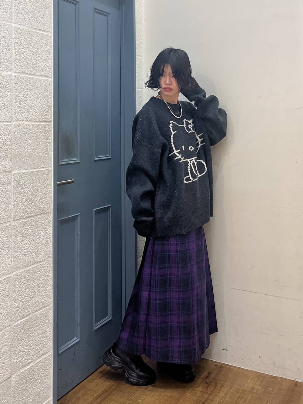 ブラック系のブーツ、パープル系のスカート、グレー系のニット/セーターを着用したレディースの冬コーディネートの3枚目の写真