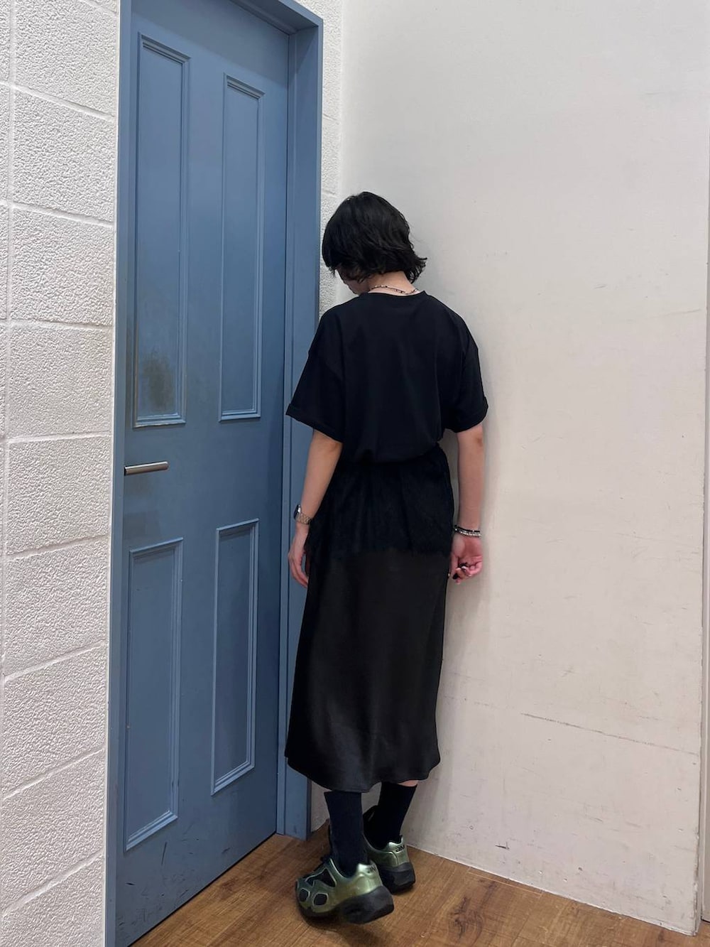 ブラック系のスカート、ブラック系のボディバッグ/ウエストポーチ、ブラック系のTシャツ/カットソーを着用したレディースの春コーディネートの3枚目の写真
