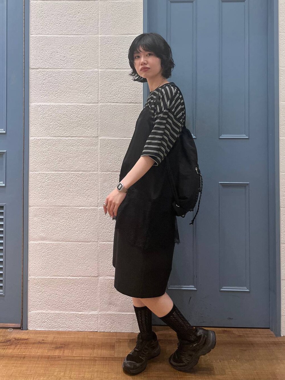 ブラック系のその他パンツ、ブラック系のTシャツ/カットソー、ブラック系のバックパック/リュックを着用したレディースの春コーディネートの2枚目の写真