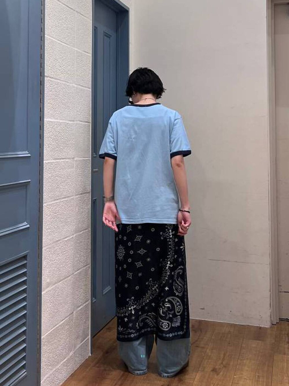 ブルー系のTシャツ/カットソー、ブルー系のバンダナ/スカーフを着用したレディースの夏コーディネートの3枚目の写真