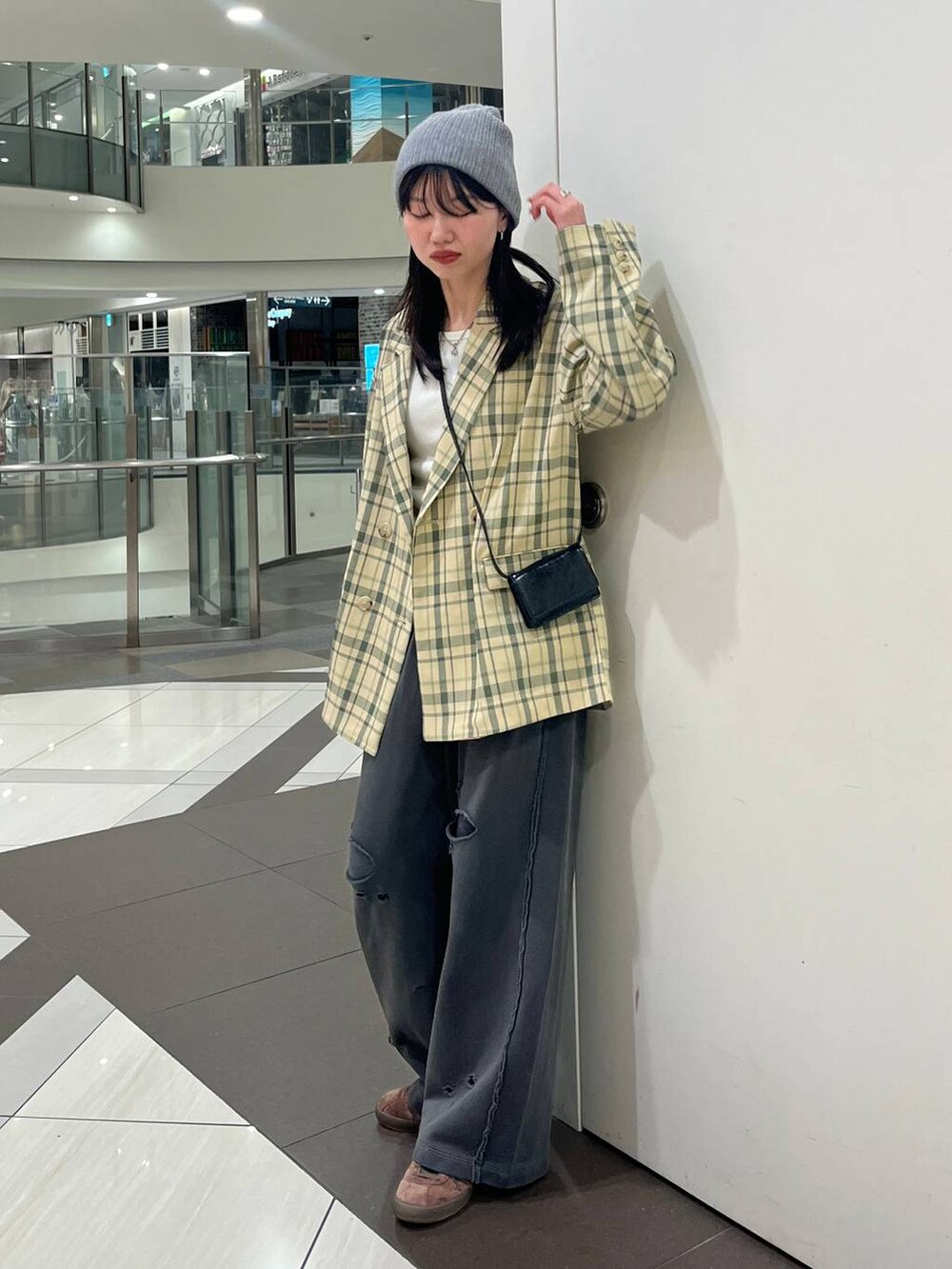 グリーン系のテーラードジャケット、グレー系のスウェットパンツ、ホワイト系のTシャツ/カットソーを着用したレディースの春コーディネートの4枚目の写真