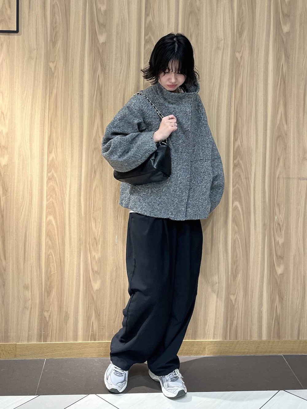 ブラック系のその他パンツ、グレー系のブルゾン、ブラック系のショルダーバッグを着用したレディースの秋コーディネートの2枚目の写真