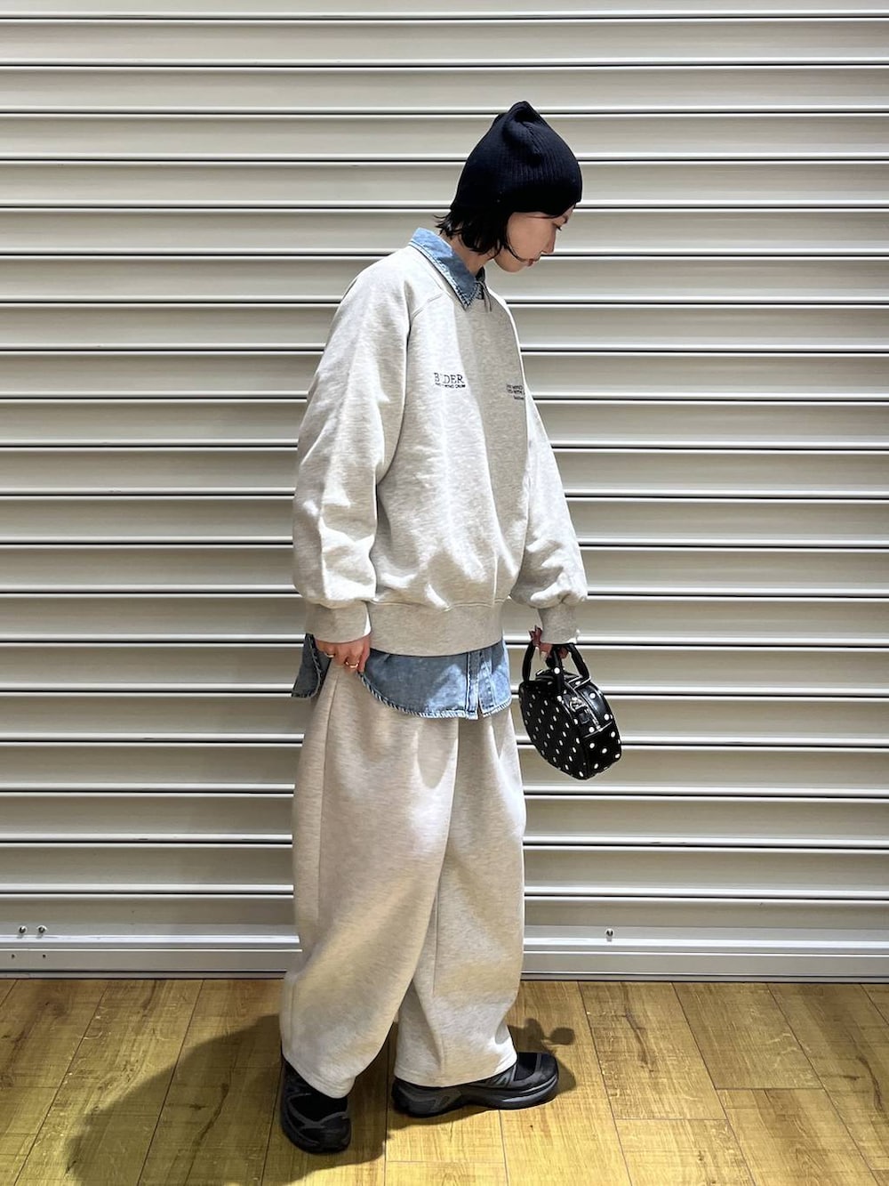 グレー系のスウェットパンツ、その他のボストンバッグ、ブルー系のシャツ/ブラウスを着用したレディースの冬コーディネートの2枚目の写真