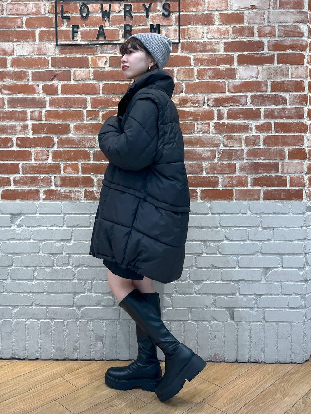 ブラック系のその他パンツ、ブラック系のライダースジャケット、ブラック系のニット/セーターを着用したレディースの冬コーディネートの2枚目の写真